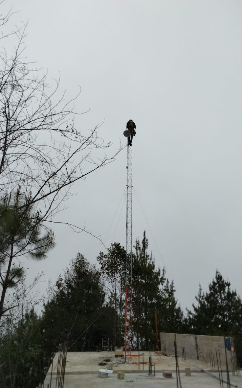 Técnico instalando antena Wireless en torre